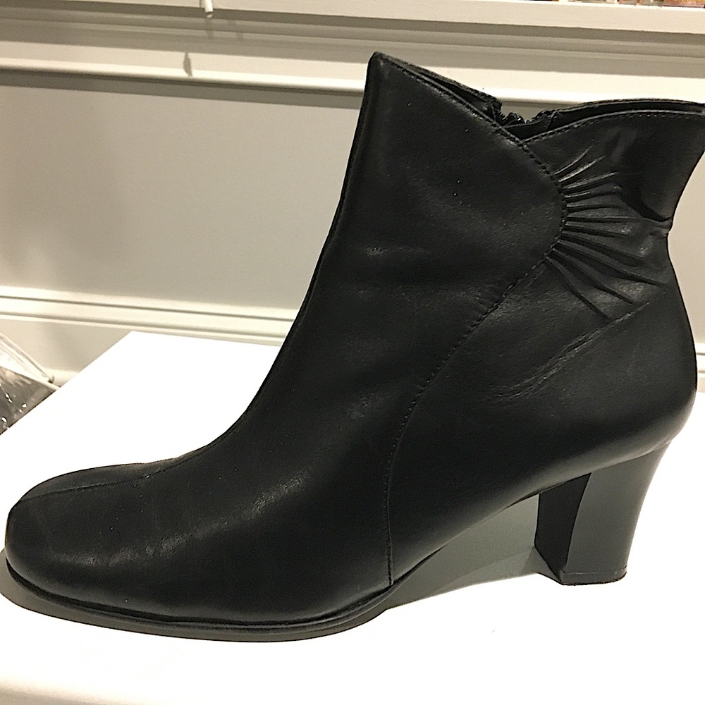 Croft and Barrow Huntley Booties in Black